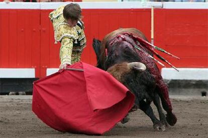 El Juli, durante la corrida de ayer en Bilbao.