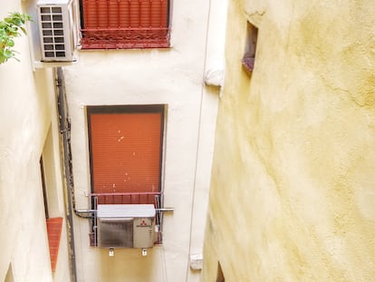Un patio interior del centro de Madrid, con persianas cerradas en pisos que suelen alquilarse a turistas.