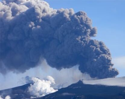 Una columna de humo y material volcánico se eleva desde el cráter del Eyjafjalla.