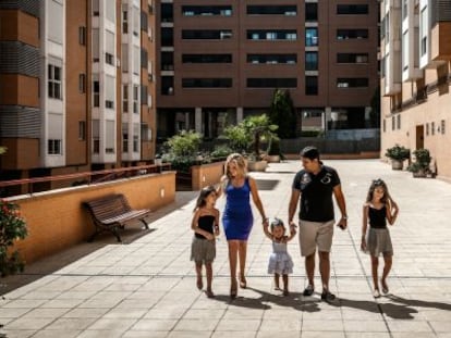 Bel&eacute;n Palacio y Anotnio Maya, ambos de 33 a&ntilde;os, con sus hijas.