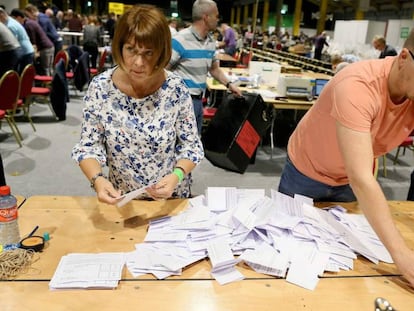 Contagem dos votos do referendo sobre o aborto em um centro eleitoral de Dublín.