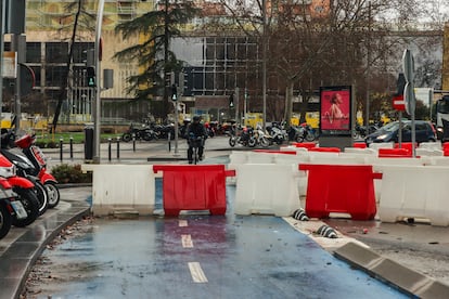 El carril bici de la Castellana se corta abruptamente por las obras del Santiago Bernabéu.