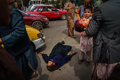 Una mujer y un niño, heridos por los talibanes en el aeropuerto de Kabul el 17.