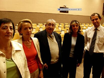 De izquierda a derecha, Victoria Cusí, Maria Jesús  Fèlix, Francesc Abel, Anna Veiga y Gabriel  Capellà.