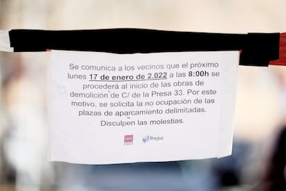 Un cartel anuncia las obras de demolición en las casas afectadas por la línea 7B de Metro, a 9 de febrero de 2022, en Madrid (España).