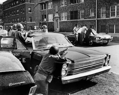 Policías durante un arresto tras los disturbios opcurrido en Detroit en julio de 1967.