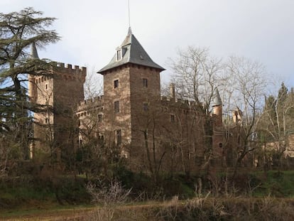 Una imatge del castell de Perafita presa des del cam&iacute; que porta a Castellnou.