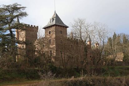 Una imatge del castell de Perafita presa des del cam&iacute; que porta a Castellnou.