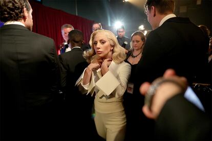La cantante Lady Gaga se prepara para salir al escenario del Dolby Theatre.