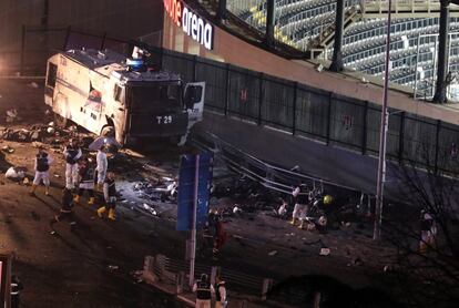 001. Istanbul (Turkey), 10/12/2016.- Crime scene investigators work next to a damaged water cannon at the scene of an explosion around Vodafone Arena Stadium in Istanbul, Turkey, 10 December 2016. At least 20 people were wounded in what the Interior Ministry called a car bomb attack after two explosions were heard outside Besiktas Stadium a few hours after the night's soccer match. (Atentado, Estanbul, Turquía) EFE/EPA/TOLGA BOZOGLU