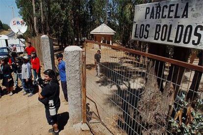 Un grupo de periodistas espera la llegada de funcionarios judiciales a la finca de Pinochet, al sur de Santiago.