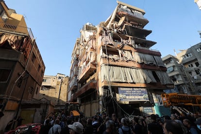 Una multitud rodea un edificio de un barrio beirutí alcanzado por un ataque aéreo de Israel, este martes.