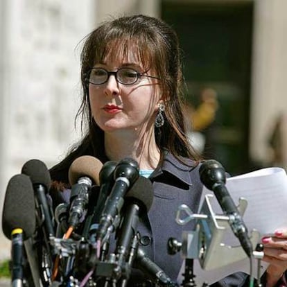 Deborah Palfrey, <i>Madame DC</i>, habla a la prensa tras un juicio en Washington, en 2007.