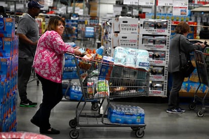 Una mujer comprando en un gran comercio de Kennesaw, Georgia.