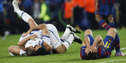 Córdoba y Chivu se abrazan tras un desolado Bojan al acabar el partido