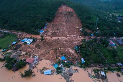 Una vista aérea muestra un deslizamiento de tierra en la aldea de Thalphyugone en el municipio de Paung, estado de Mon (Birmania), el 9 de agosto de 2019. El deslizamiento provocado por las fuertes lluvias dejó un saldo de 13 fallecidos y docenas de heridos en el este del país.
