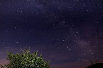 Fotografía nocturna en Burguillo, al fondo parece que suena la música del festival Músicos en la Naturaleza.