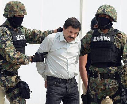 &#039;El Chapo&#039; Guzm&aacute;n, escoltado por dos miembros de la Marina de M&eacute;xico.