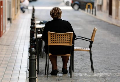 Una anciana sentada en la localidad valenicana de Guadassuar (Valencia).