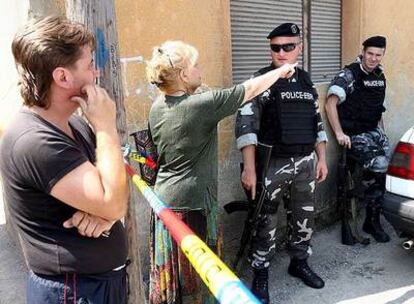 Una mujer habla con los policías que protegen un colegio electoral en Zajaz, donde hubo incidentes.