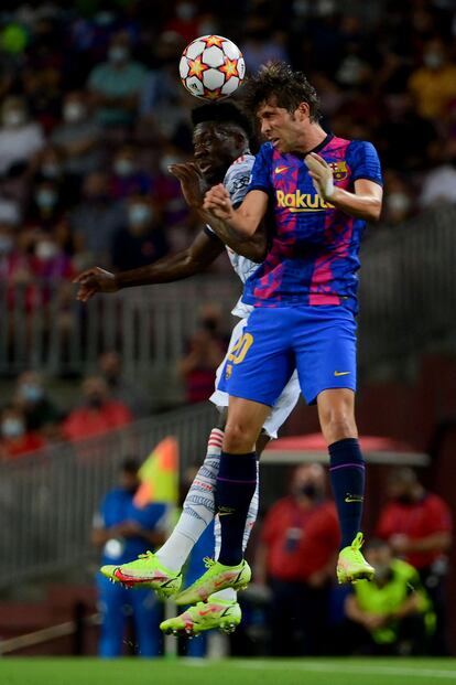 Sergi Roberto ante a Davies, en el partido del Barcelona frente al Bayern Múnich.