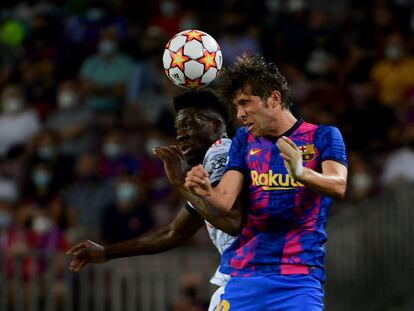 Sergi Roberto ante a Davies, en el partido del Barcelona frente al Bayern Múnich.