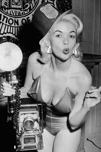 Jayne Mansfield  posaba en 1956 con una cámara para los fotógrafos, algo que casi se ha convertido en un subgénero fotográfico.