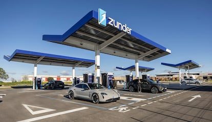 Estación de recarga para vehículos eléctricos en Daimiel, Ciudad Real, de la empresa Zunder. Imagen cedida por la compañía.