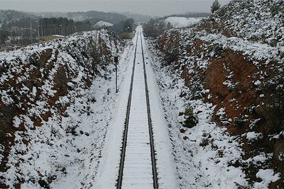 La vía del ferrocarril cubierta de nieve, ayer, a la altura del término de Siete Aguas.