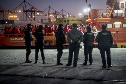 Agentes de la Guardia Civil controlan en el puerto de Málaga la llegada de migrantes rescatados. 