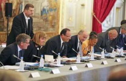 (De izq a der) El ministro francés de Educación, Vincent Peillon, la empresaria Anne Lauvergeon, el presidente francés, François Hollande, el responsable galo de Exteriores, Laurent Fabius, la ministra de Justicia, Christiane Taubira, y el ministro francés de Empleo, Michel Sapin, participan en un seminario gubernamental hoy en el Palacio del Elíseo en París (Francia).