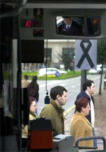 Todos los autobuses urbanos de Oviedo circulan con un lazo negro en se?al de duelo por los atentados terroristas cometidos ayer en Madrid. El crespn cuelga de los edificios oficiales de todo Madrid pero tambin est ya en las solapas de muchos ciudadanos.