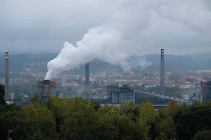 Avilés con la fábrica desde Arcelormittal desde el Alto de Valliniello.