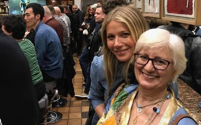 Gwyneth Paltrow y su "madre" española, Julia Ruiz, en Barcelona.