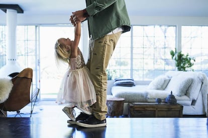 Una niña baila con su madre. 