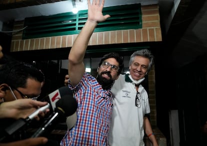 El líder opositor Freddy Guevara (izquierda), junto a su padre, tras salir de la cárcel este domingo.