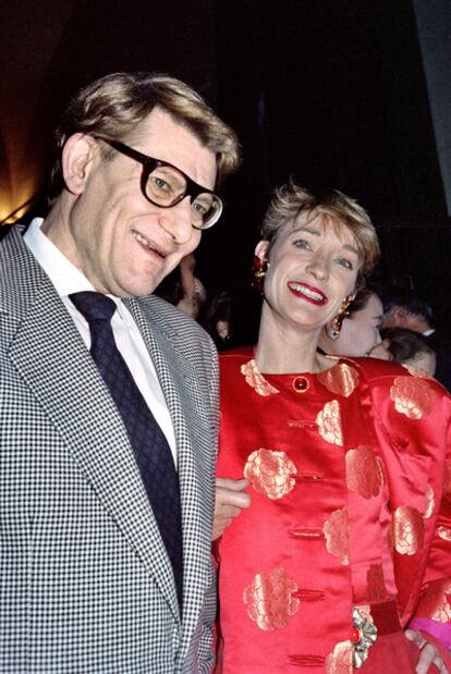 Loulou de la Falaise junto al diseñador Yves Saint Laurent en 1991.