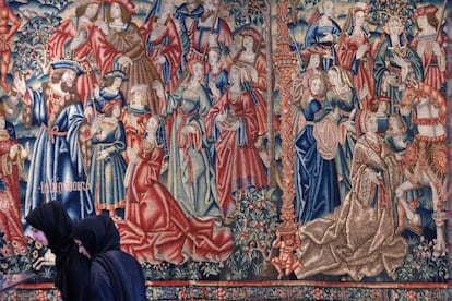 Dos mujeres pasan frente al tapiz medieval de 'Daniel y Nebuchadnezzar'. Jack Lang, exministro de cultura francés, ha declarado que el Louvre de Abu Dabi será mucho más universal que el de París. "Es una oportunidad para abrir la idea de un museo a diferentes continentes y civilizaciones".