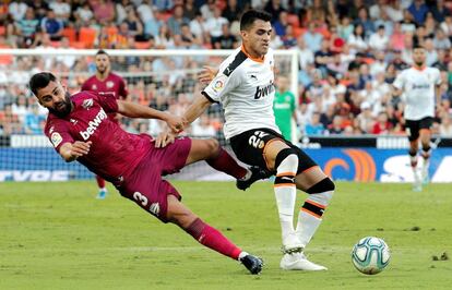 Maxi Gómez protege el balón ante Duarte.