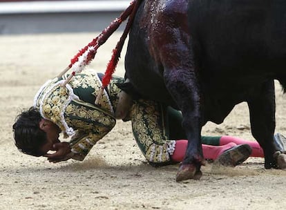 Iván Fandiño, que sustituyó a El Fundi, en uno de los revolcones que sufrió en Las Ventas.