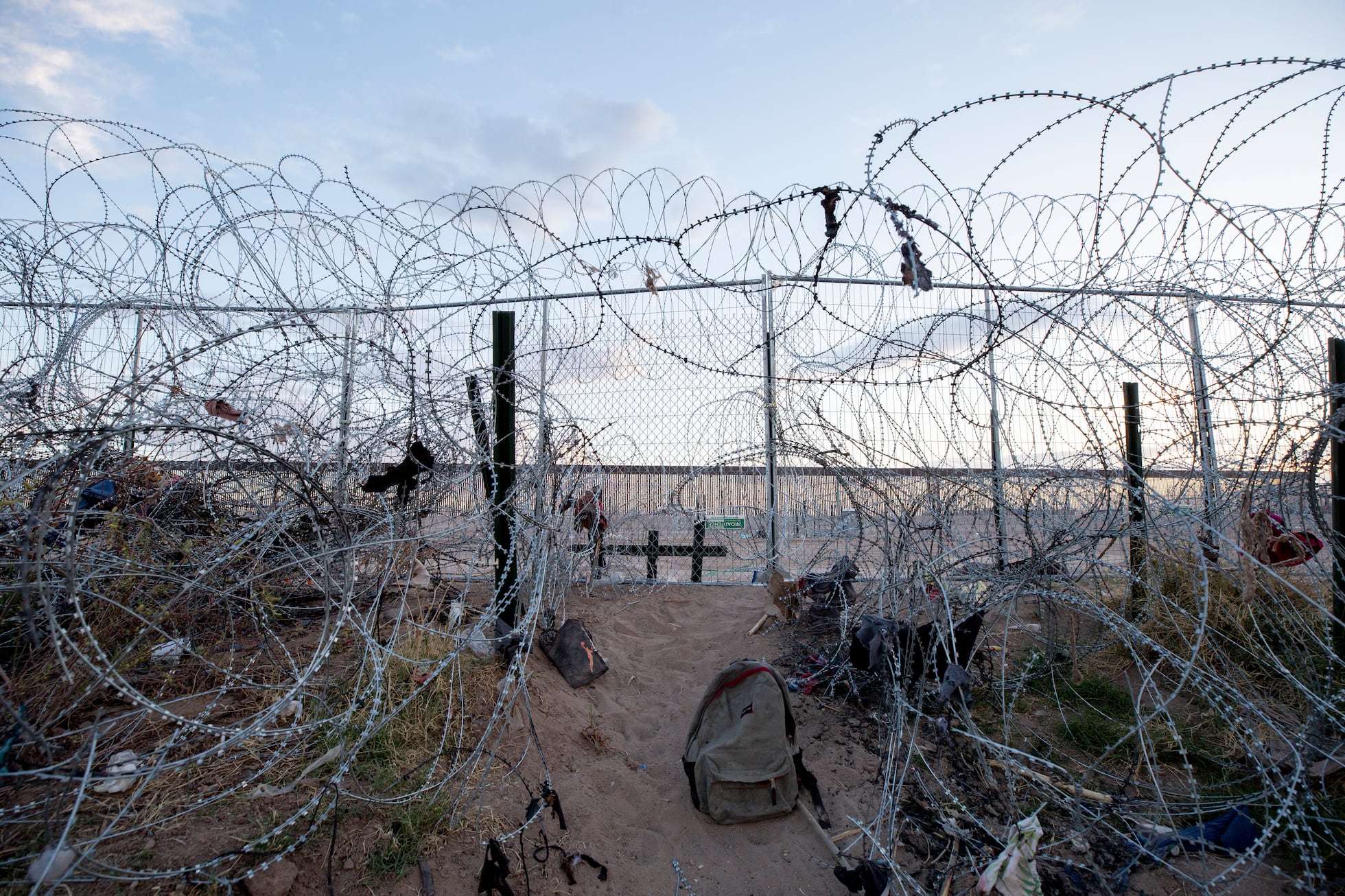 Cientos de migrantes desbordan a la Patrulla Fronteriza en el cruce de ...