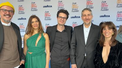 El equipo de la película española 'Upon Entry (La llegada)' en la alfombra de los Spirit Awards 2024, el 25 de febrero de 2024 en Santa Mónica (California). De izquierda a derecha Juan Sebastián Vásquez, Alberto Ammann, Laura Gómez, Alejandro Rojas, Alberto Ammann y Bruna Cusí.