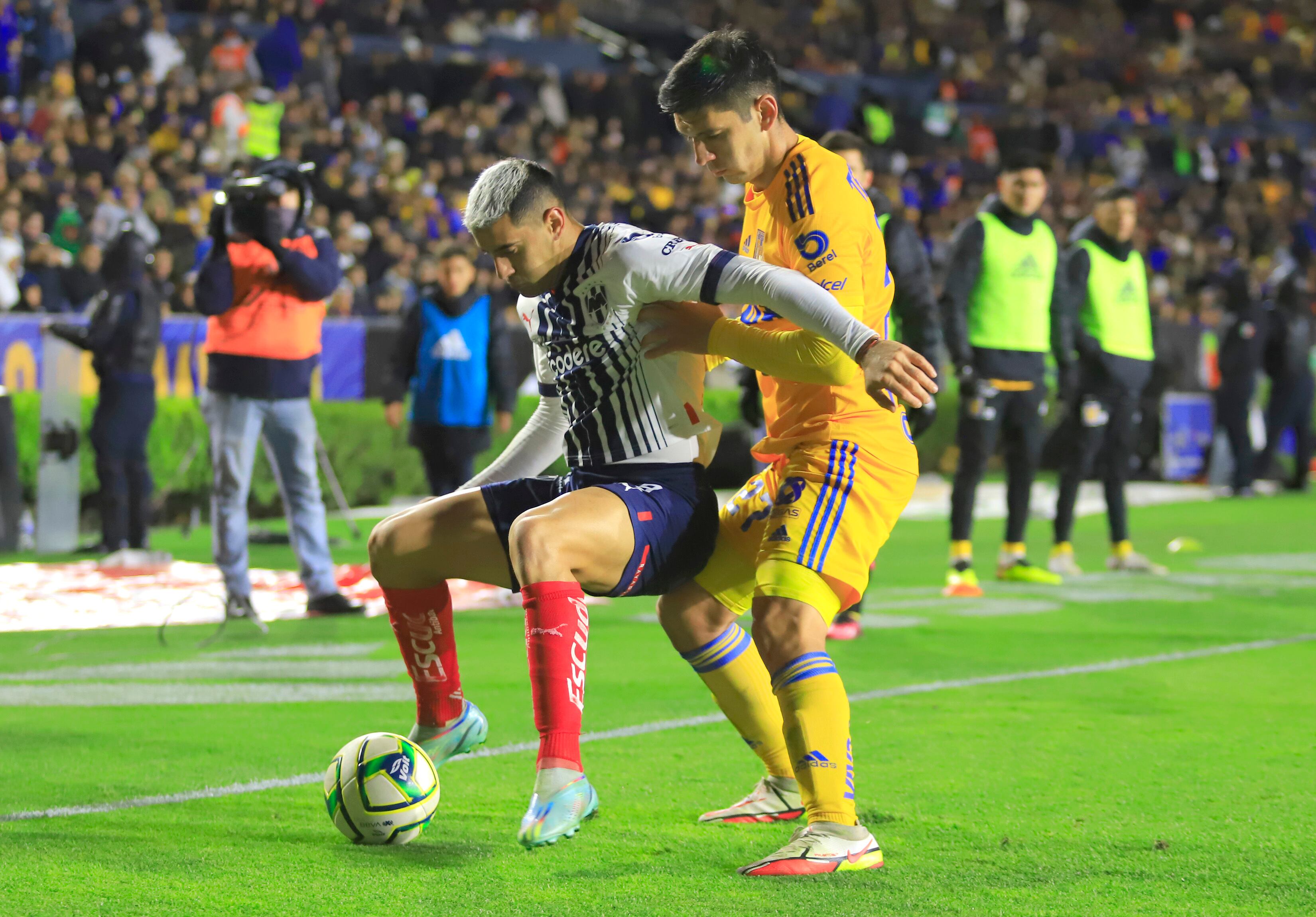 German Berterame (izquierda) disputa un balón con Jesús Angulo, durante un partido de la temporada regular, el 18 de marzo pasado.