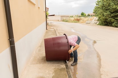 Mi padre, limpiando el barreño para la vendimia.