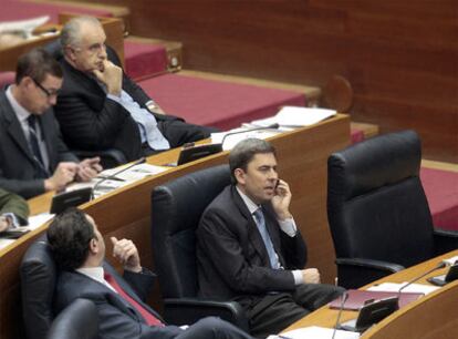 El escaño del presidente Francisco Camps estuvo vacío durante el debate en las Cortes que el Consell había considerado urgente.