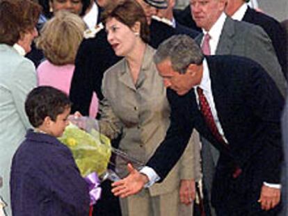<font size="2"><b>Bush inicia en Londres su segunda gira europea</font></b><br>En la imagen, el presidente estadounidense saluda al hijo del comandante de la base militar de Brize Norton.