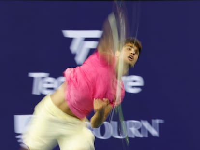 Carlos Alcaraz sirve durante el partido contra Taylor Fritz, este jueves en Miami.