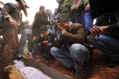 Entierro en Bengasi de un rebelde muerto en combate con las tropas de Gadafi.