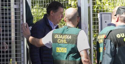 Ignacio González, expresidente de la Comunidad de Madrid, sale de la comandancia de la Guardia Civil hacia la Audiencia Nacional, este viernes.