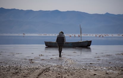 Un pescador en el Lago Poopó